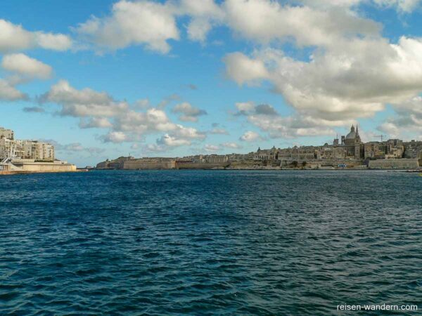 Meeresbucht beim Fort Tigne und Fort St. Elmo auf Malta