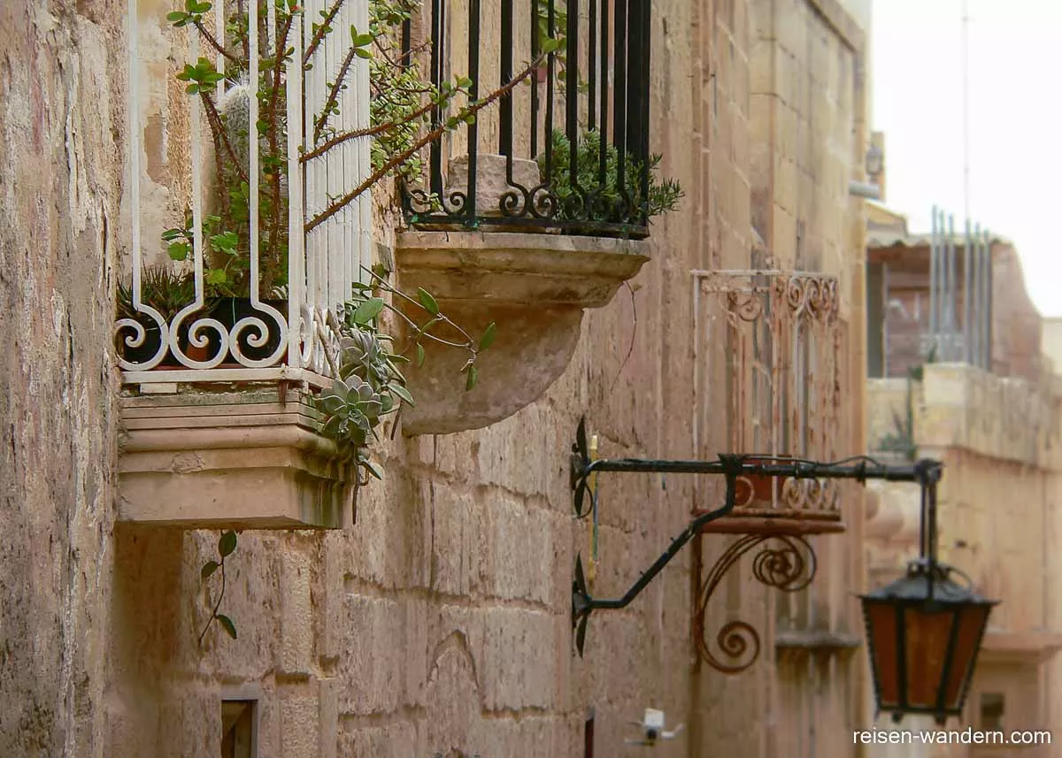 Häuserfassade mit Balkons in Mdina