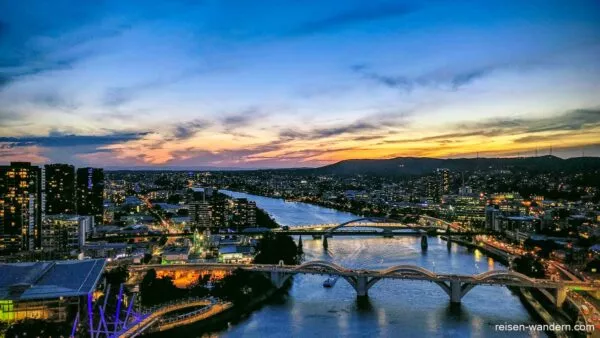 Blick auf Brisbane am Abend