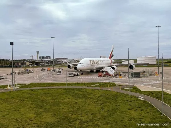 Flugzeug der Emirate am Flughafen von Brisbane