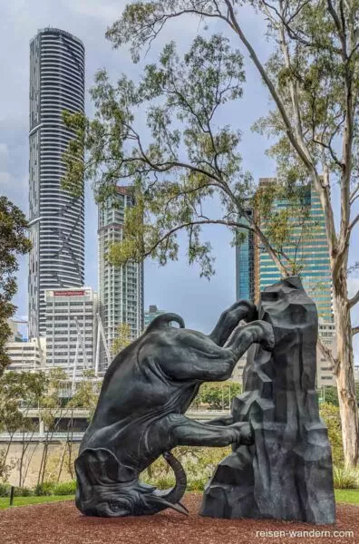 Statue eines umgekippten Elefanten in Brisbane