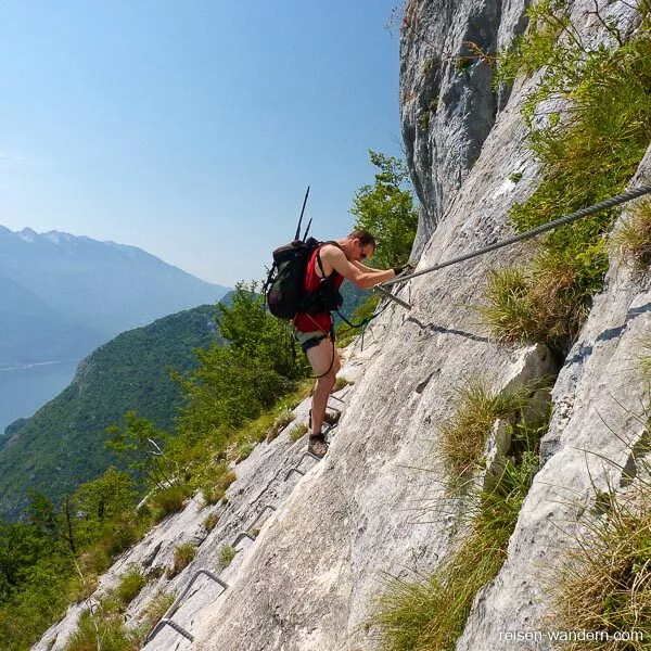 Querung am Felsen am Klettersteig Mario Foletti