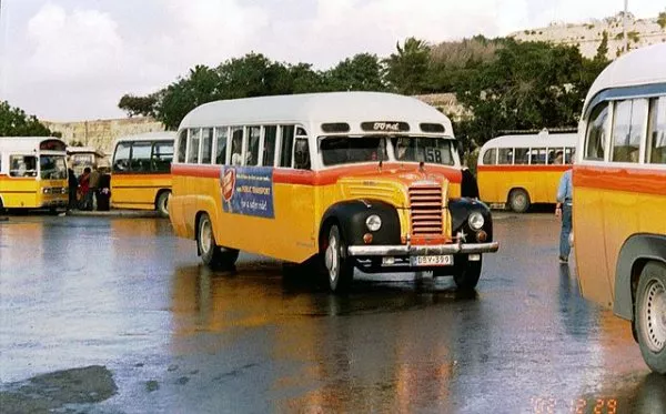 Busse auf Malta in 2002