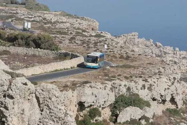 Bus auf einer Straße auf Malta