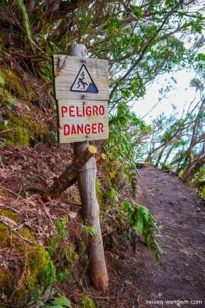 Warnschild Ausrutschgefahr im Anaga Gebirge auf Teneriffa