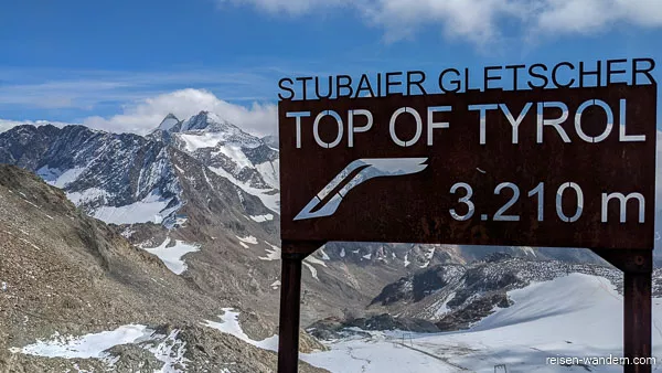 Schild “TOP of Tirol” auf dem Stubaier Gletscher