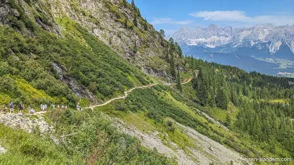 Zustiegsweg und Einstiegstafel des Franzi Klettersteig