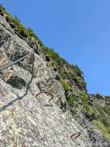 Eisenkrampen und Stahlseil am Franzi Klettersteig