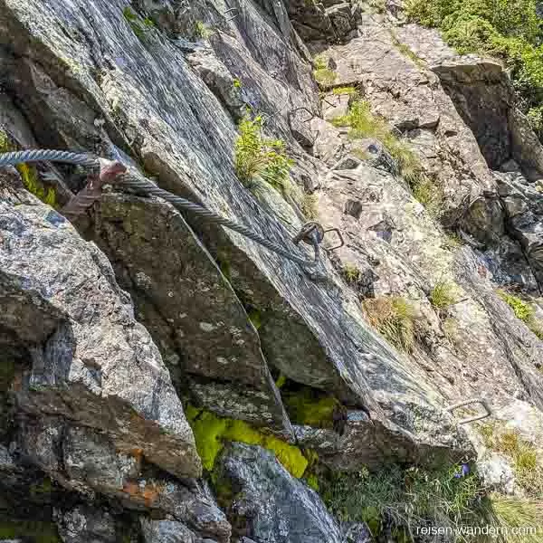 Stahlseil mit Eisentritten am Franzi Klettersteig
