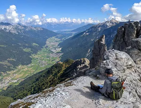 Blick vom Gipfel des Klettersteig Elfer Nordwand in das Stubaital