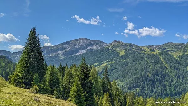 Blick zum Roßkopf mit Rosskopfhütte