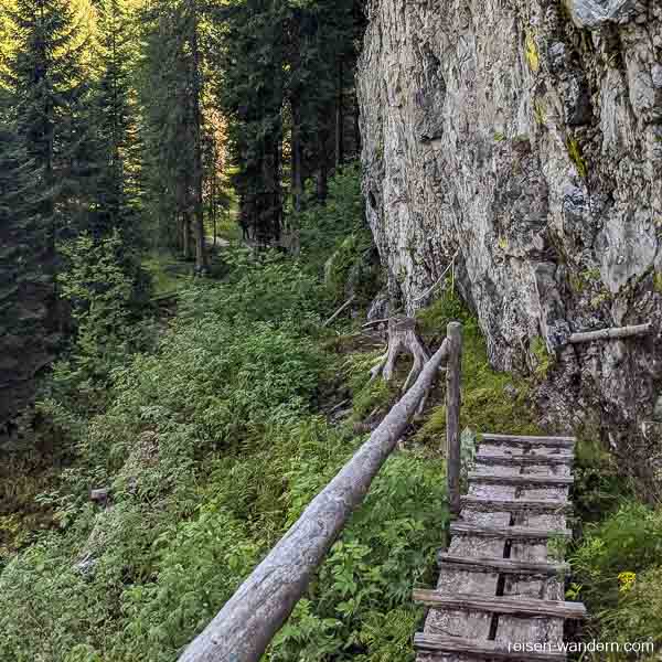Abstieg vom Klettersteig an der Felswand