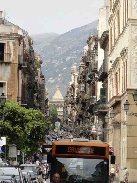 Straßenverkehr in Palermo