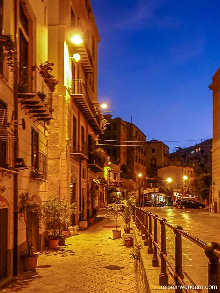 Gasse in Palermo am Abend