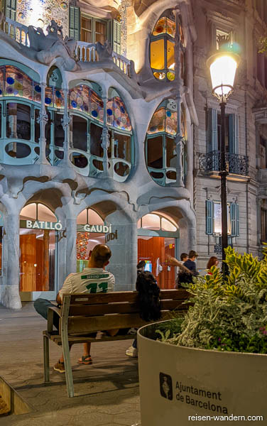 Außenansicht Casa Batlló von Antoni Gaudi am Abend