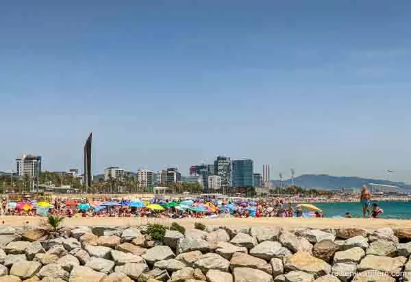 Strand von Barcelona mit Sonnenschirmen