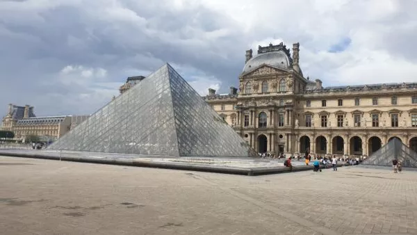 Der pyramidenförmige Glasbau des Louvre in Paris