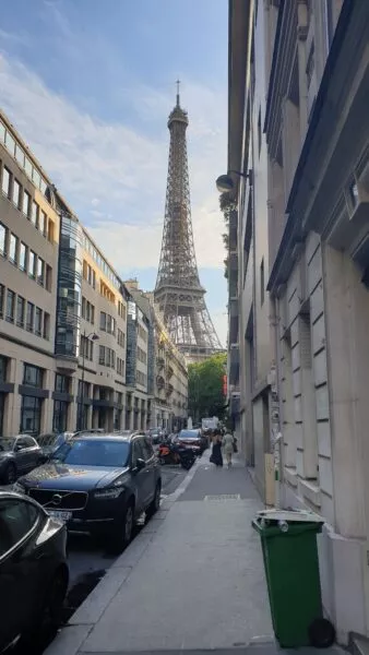 Eine Straße voller Autos, in der Ferne erkennt man den Eiffelturm 