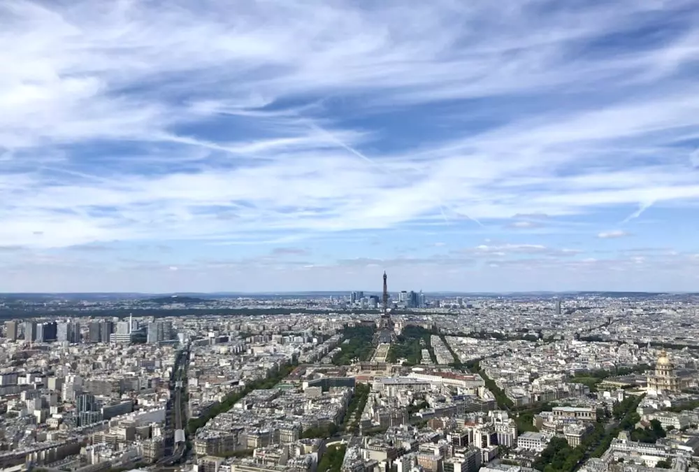 Paris aus Perspektive des Montparnasse mit dem Eiffelturm im Zentrum