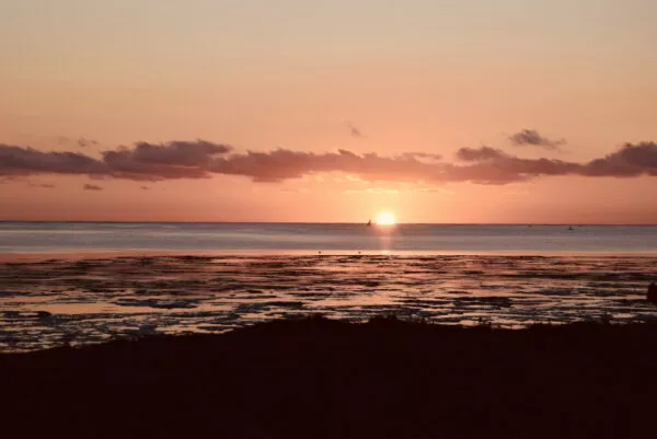 Der Sonnenuntergang über dem Strand von Sansibar