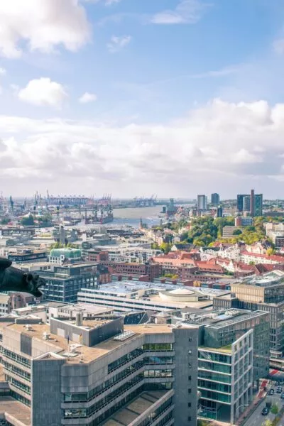 Blick über die Stadt von einer Aussichtsplattform gen Hamburger Hafen