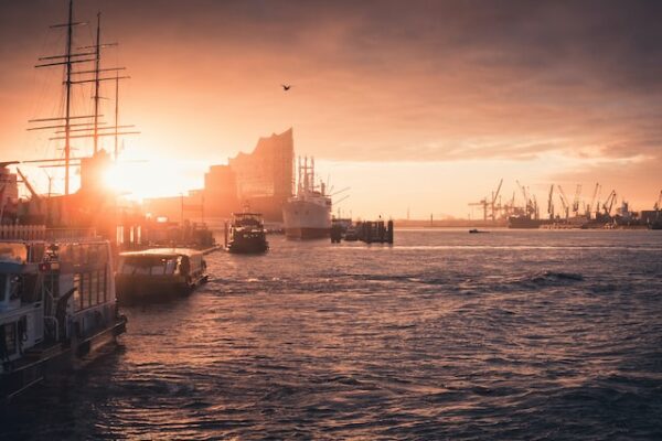 Der Hamburger Hafen bei Sonnenuntergang, mit Blick gen Elbphilharmonie