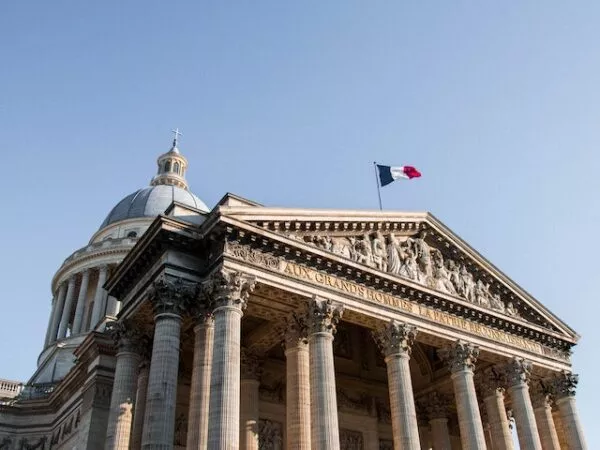 Detailaufnahme des Dachs vom Pantheon, darauf die Flagge Frankreichs