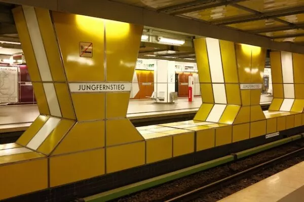 Die gelb und weiß getäfelten Wände des U-Bahnhofs Jungfernstieg in Hamburg