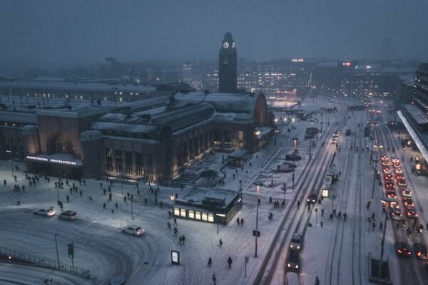 Die Sicht auf den Hauptbahnhof in Helsinki Finnland.