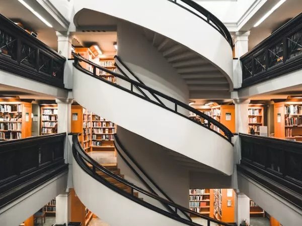 Eine Wendeltreppe in einer Bibliothek.
