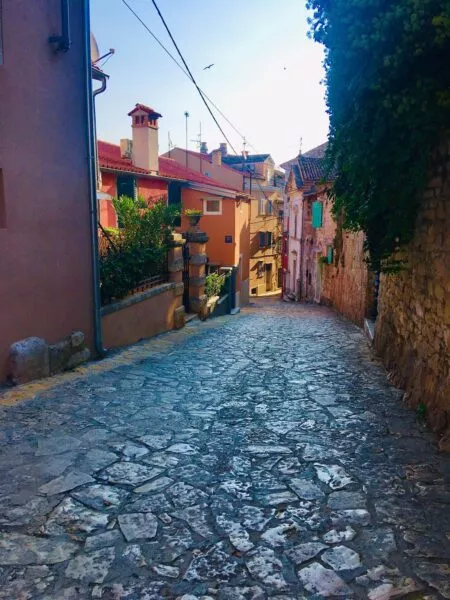 Eine kleine Gasse zwischen alten Häusern mit gepflasterter Straße 