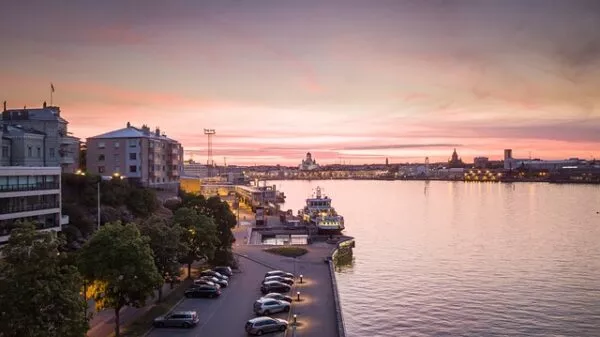 Am Wasser von Helsinki im Sonnenuntergang