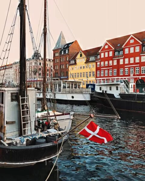 Ein Boot mit dänischer Flagge
