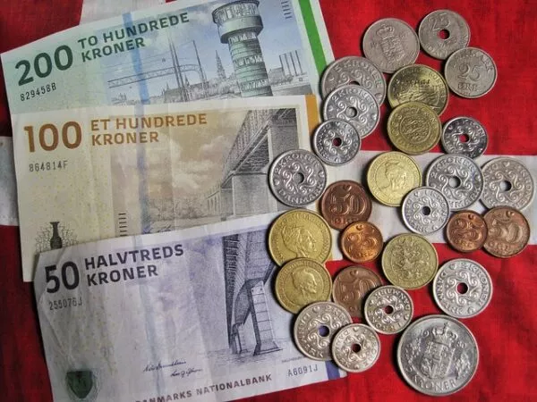 Dänische Kronen in Scheinen und Münzen