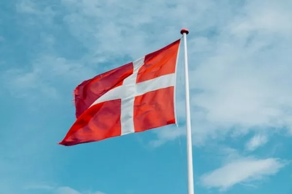 Die dänische Flagge weht im Wind 