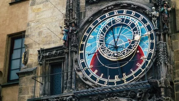 Nahaufnahme der astronomischen Uhr am Prager Rathaus
