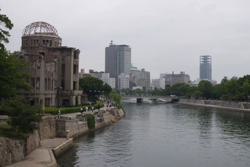 Ein Blick auf den Fluss in Hiroshimas Sehenswürdigkeiten und den links davon befindlichen A-Bomb-Dome