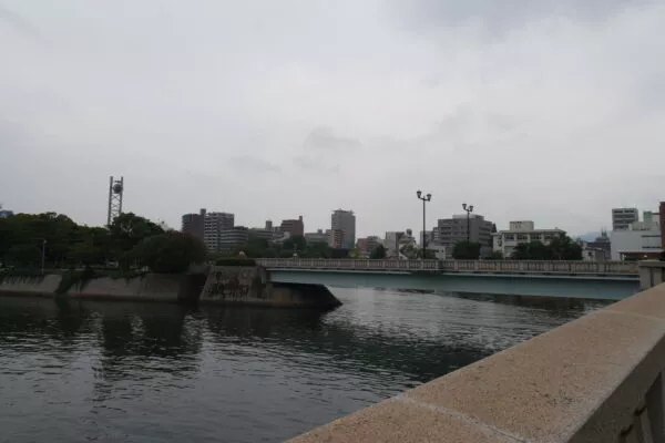Blick auf die Gebäude und einen Fluss in Hirsohima von einer Brücke aus