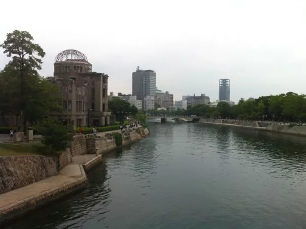 Blick auf den Fluss in Hiroshima, am linken Flussufer der A-Bomb-Dome, rechts Bäume