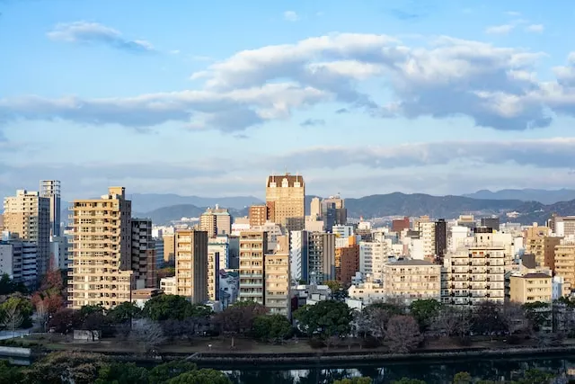 Ein Blick auf die Skyline Hiroshimas aus hohen Wohngebäuden
