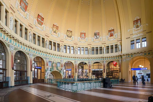 Die im Jugendstil errichtete ehemalige Schalterhalle im Inneren des Prager Hauptbahnhofs