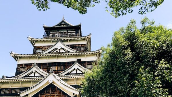 Nahaufnahme des Schloss von Hiroshima mit Holzelementen und weißen Verzierungen 