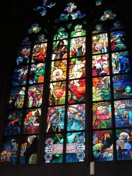Innenaufnahme des von Alfons Mucha gestalteten Fensters im Veitsdom auf dem Gelände der Prager Burg