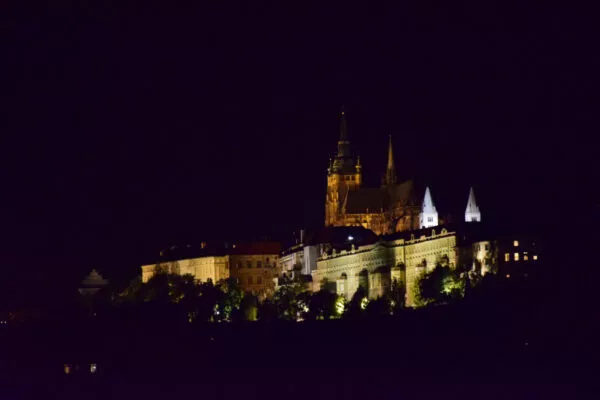 Die Prager Burg bei Nacht
