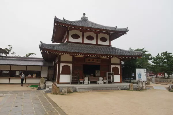 Eine Tempelanlage in braun- und beige-Tönen