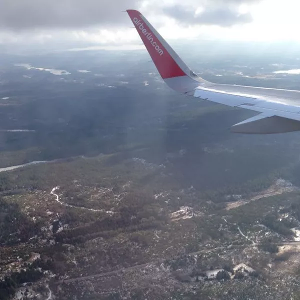Ein AirBerlin-Flieger schwebt über den schwedischen Wäldern