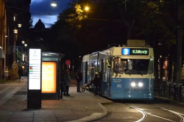 Die Tram in Göteborg hält an einer Haltestelle