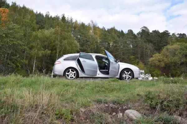Ein Auto steht vor dem Wald in Schweden