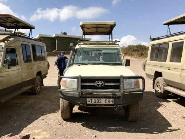 Einige Geländewagen in Tansania nebeneinander