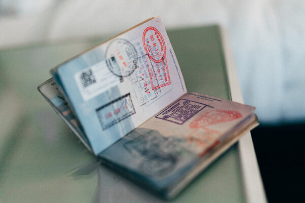Ein aufgeklappter Reisepass mit einigen gestempelten Visa 